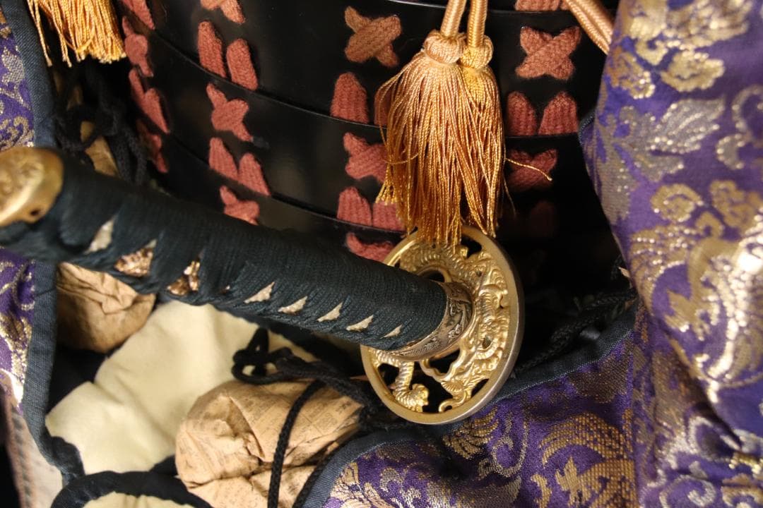 甲冑　具足　黒胴当世素掛 緋縅　鎧櫃付き　等身大　現代鎧　兜　武具　EE002