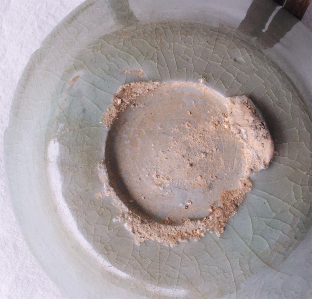 高麗青磁　皿　下手　★かまきず、ホツ、貫にシミ、見込みの使用痕あり