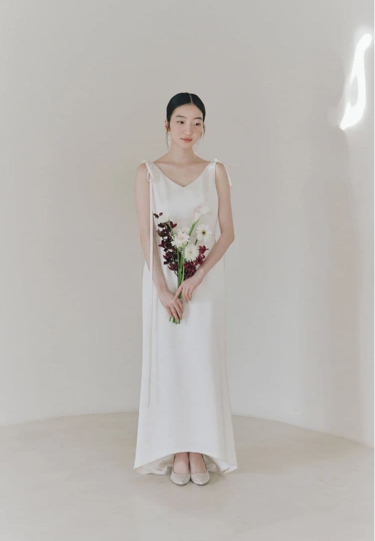 Kaene　サテンリボンドレス　ホワイトウェディングドレス　Vネック　白ドレス