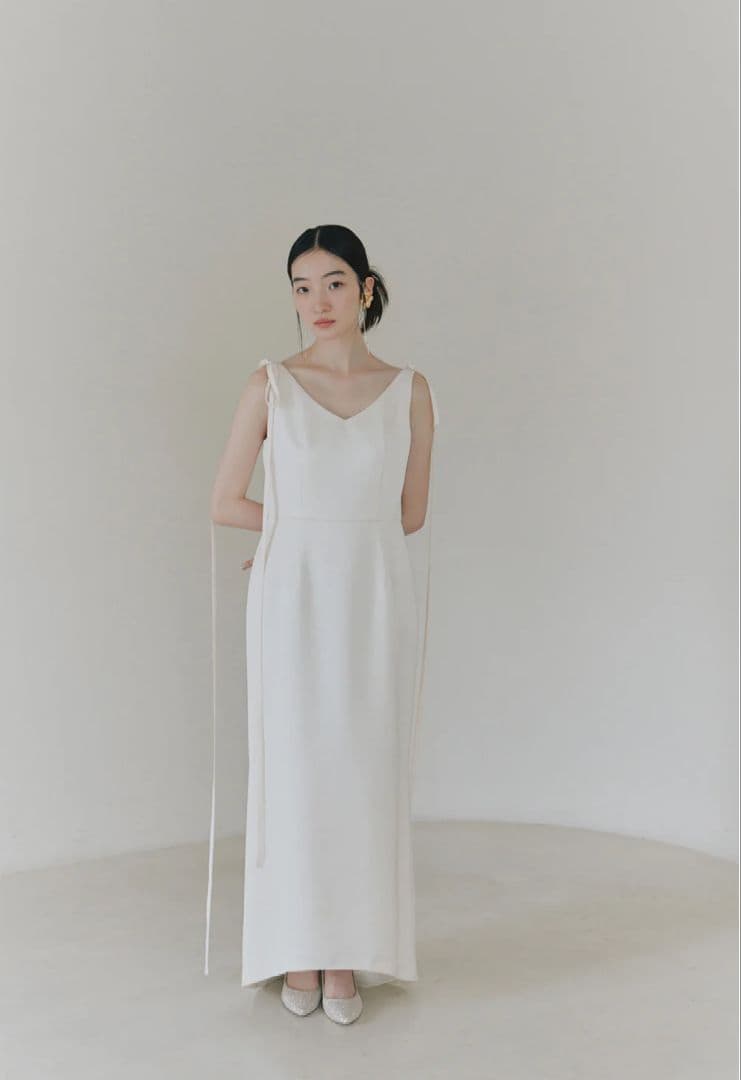Kaene　サテンリボンドレス　ホワイトウェディングドレス　Vネック　白ドレス