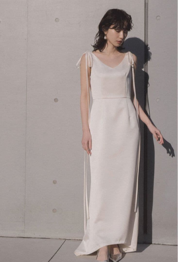Kaene　サテンリボンドレス　ホワイトウェディングドレス　Vネック　白ドレス