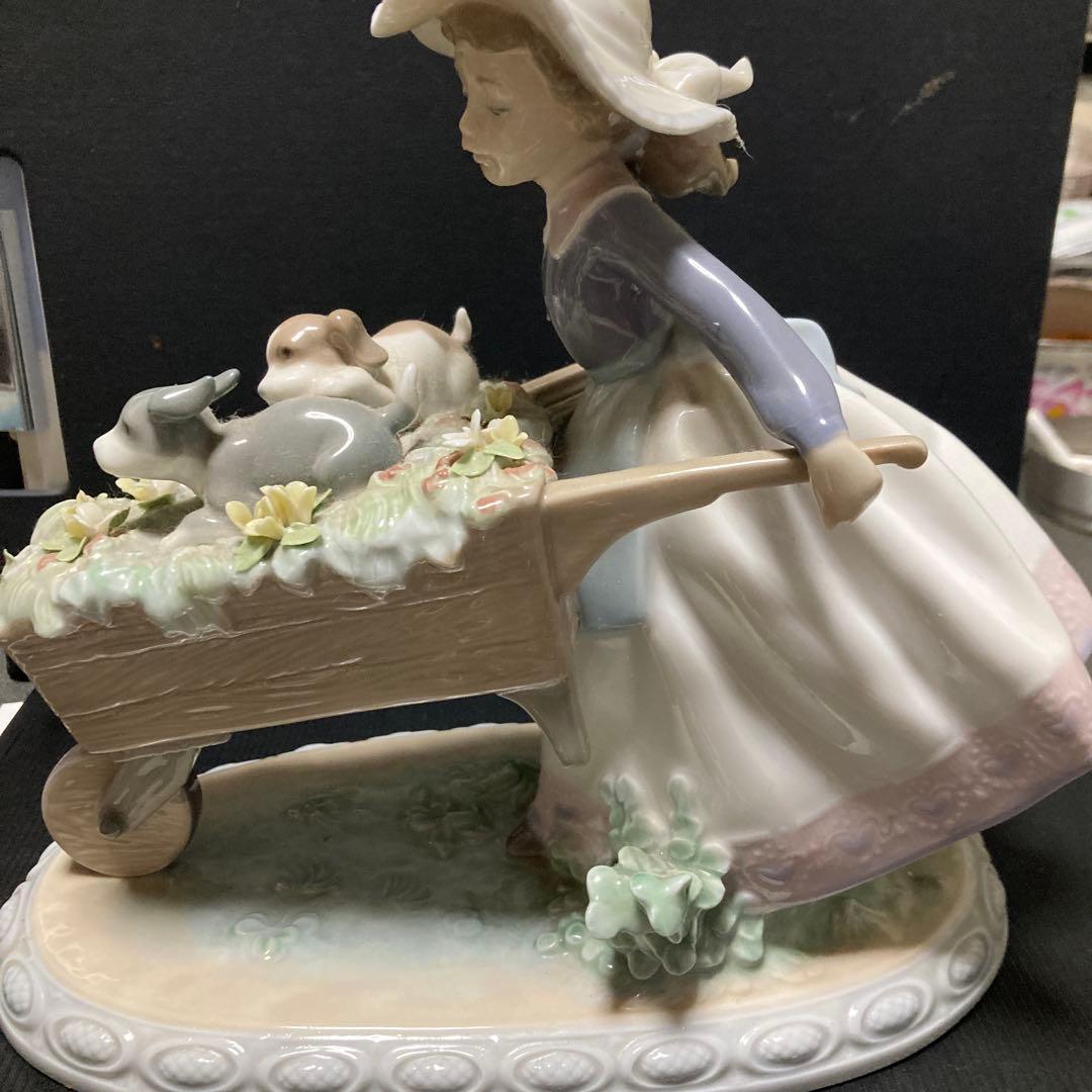 少女と犬の陶器製フィギュア 陶器製少女と犬のフィギュア