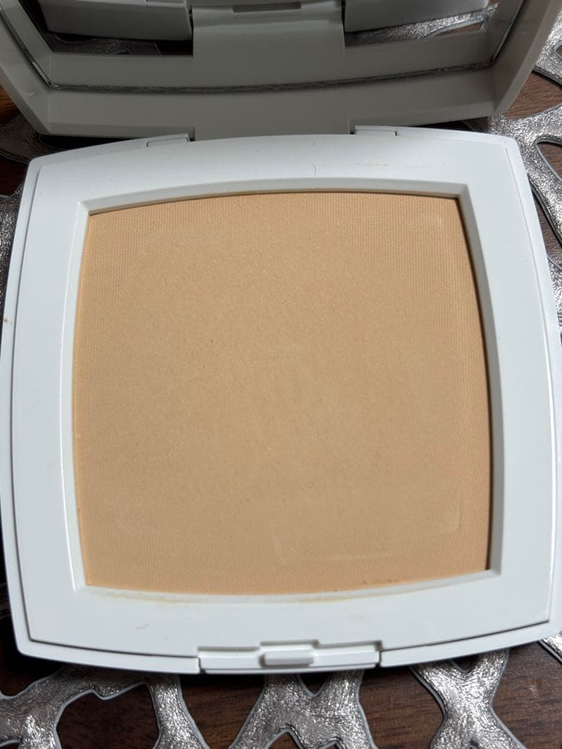 シャネル　ルブランコンパクトラディアンス　20ベージュ