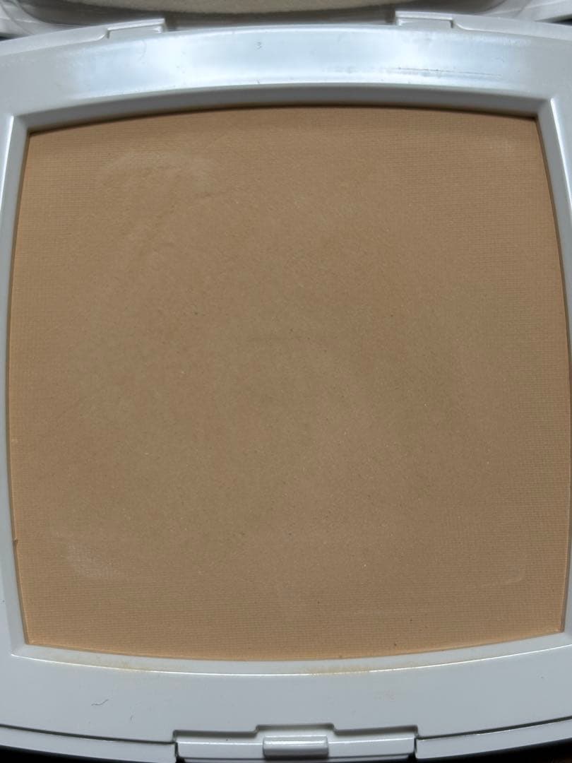 シャネル　ルブランコンパクトラディアンス　20ベージュ