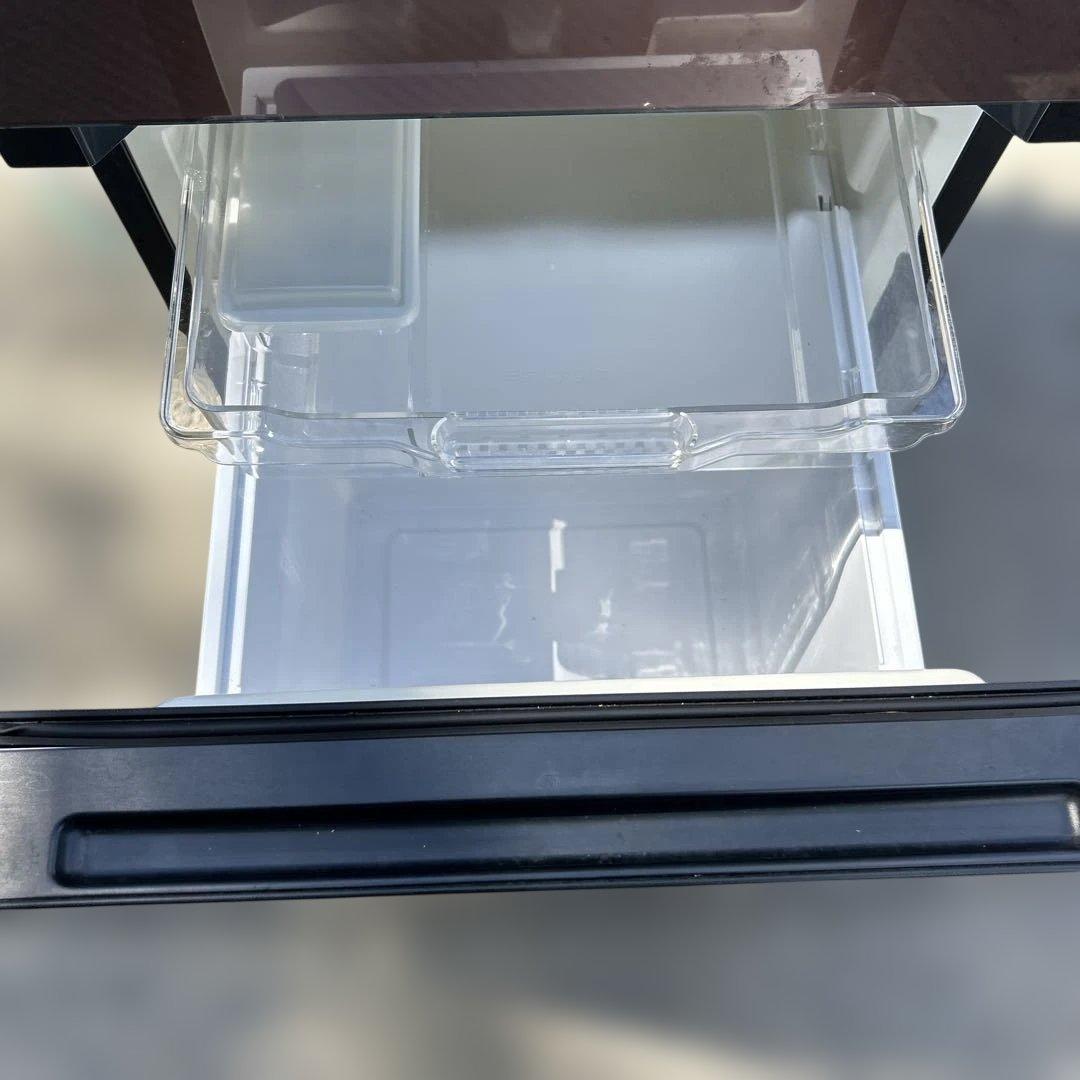 黒色冷蔵庫　調整可能な棚付き