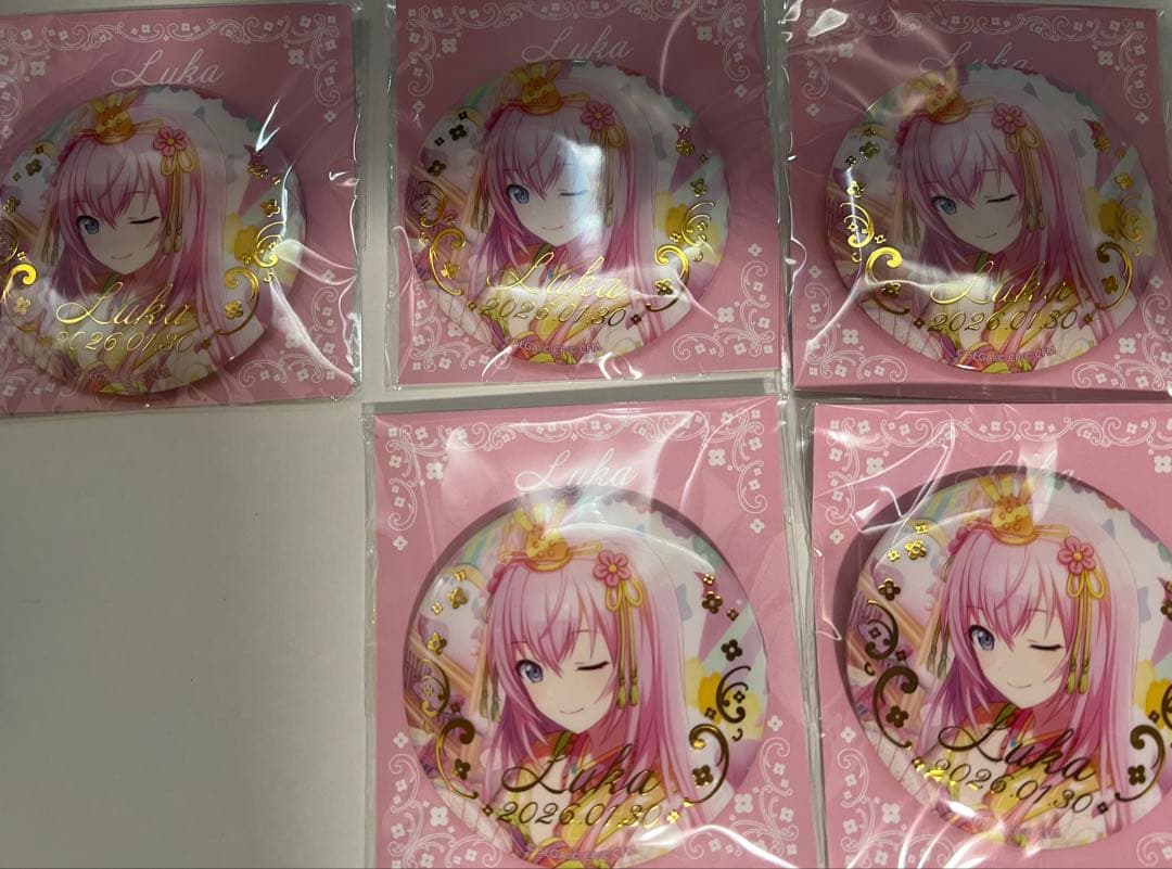 はぴこれくじ巡音ルカバースデー缶バッジ•アクスタまとめ売り - メルカリ