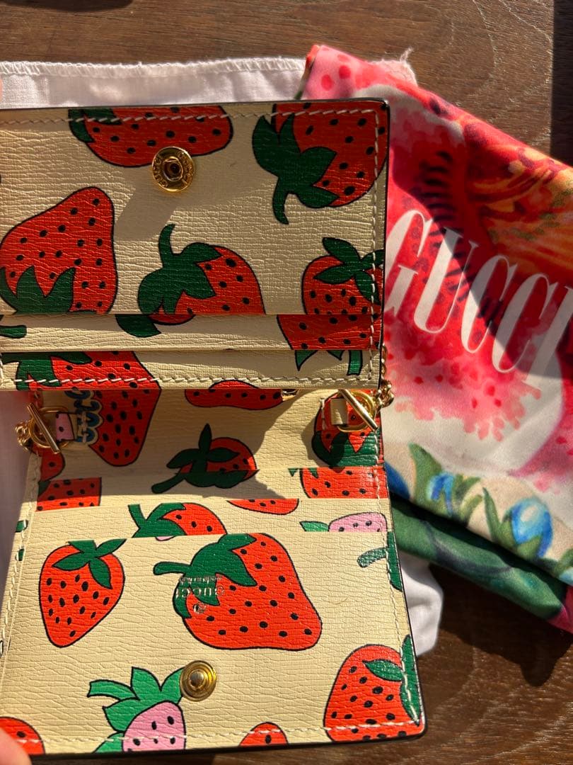 GUCCI 限定品イチゴ柄 二つ折り財布