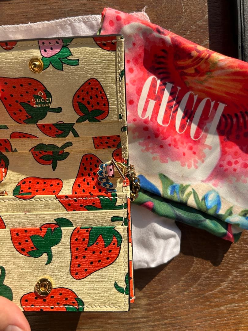 GUCCI 限定品イチゴ柄 二つ折り財布