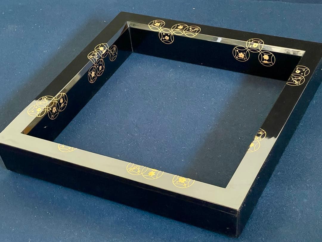 祖」 七宝蒔絵 黒塗 炉縁 塗師 陽斎 共箱 （1120B①）