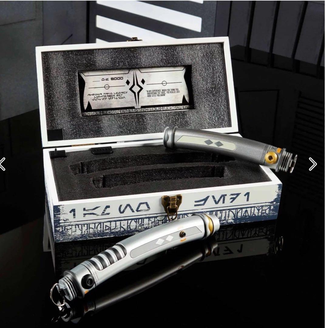 【全世界6000個限定 】ディズニー アソーカ・タノ レガシー ライトセーバー