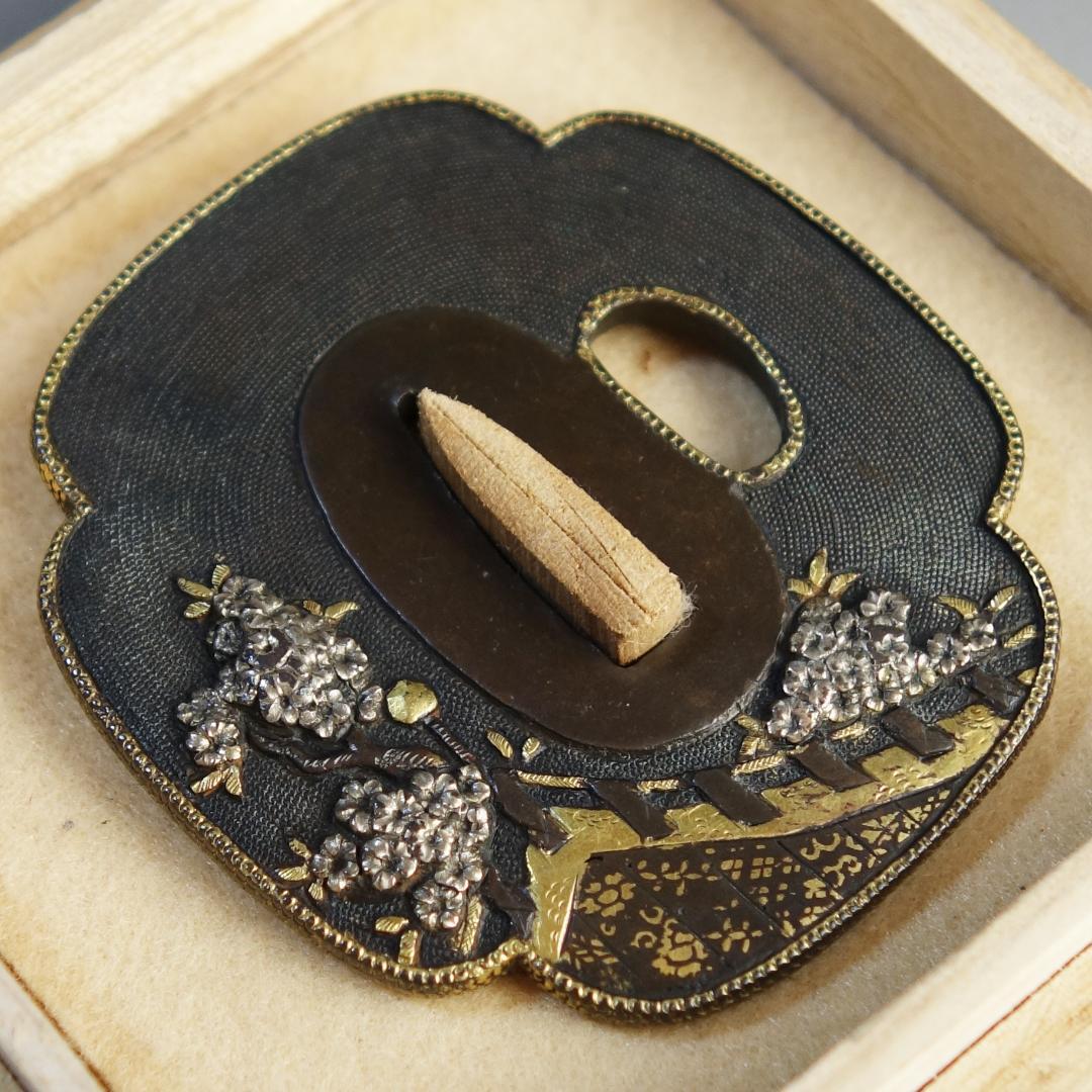 【赤銅魚子地 高肉彫 鍍金銀 桜花見図鍔】(鍔箱付き) 鍔 鐔 刀装具 武具