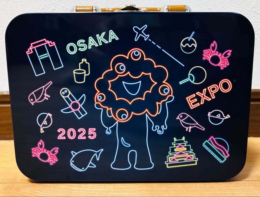 ミャクミャク 大阪万博 スーツケース型お菓子缶 お土産EXPO2025【缶