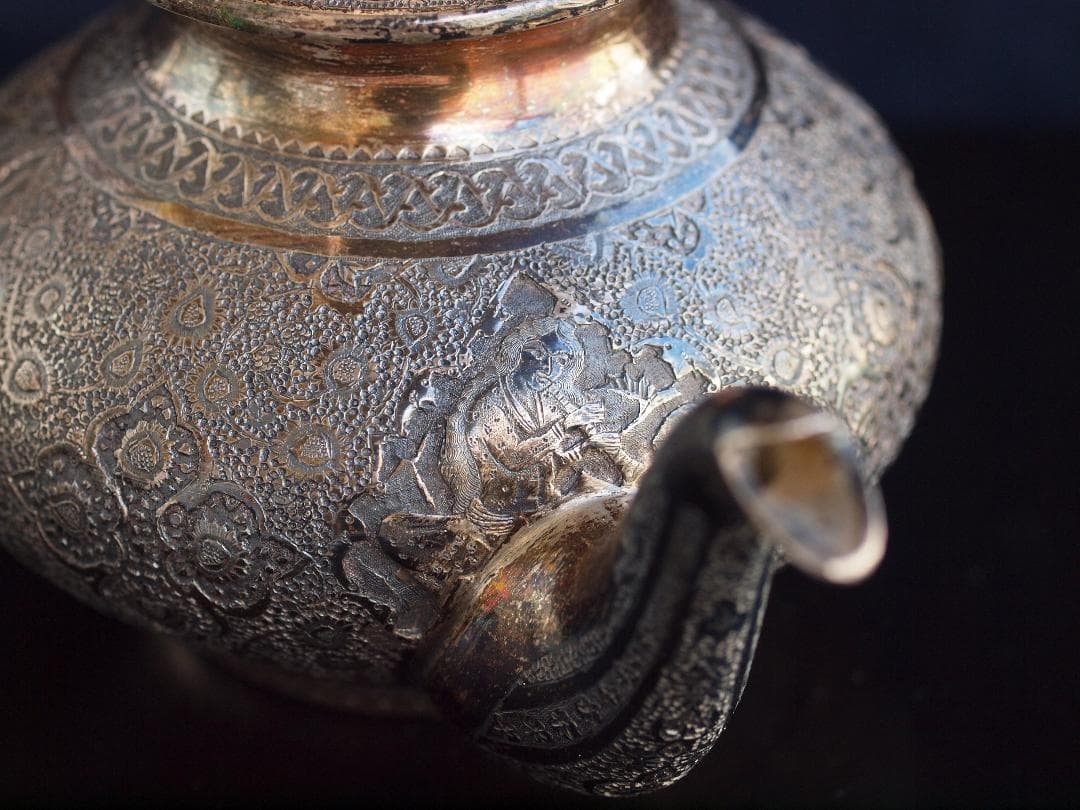 1970年央制作、イラン伝統彫金細工が楽器を奏でる人や花を