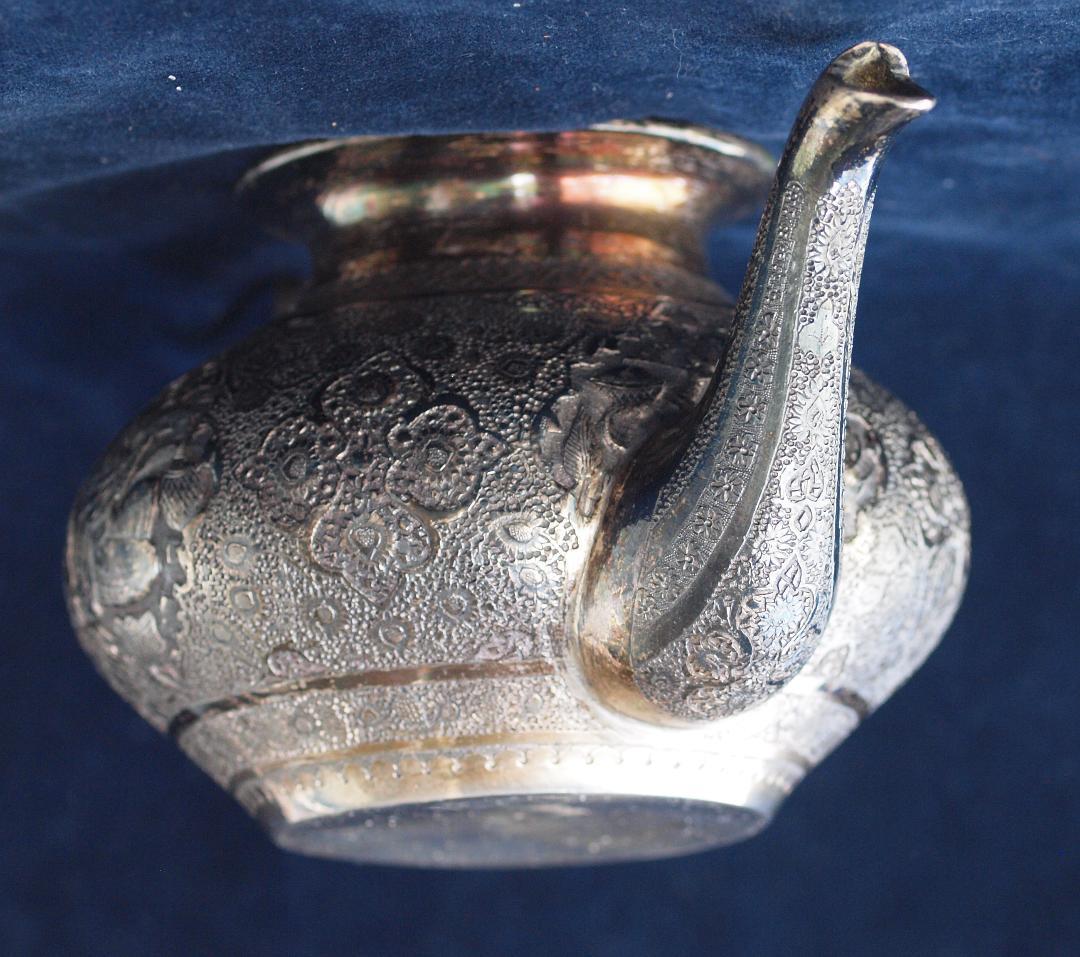 1970年央制作、イラン伝統彫金細工が楽器を奏でる人や花を