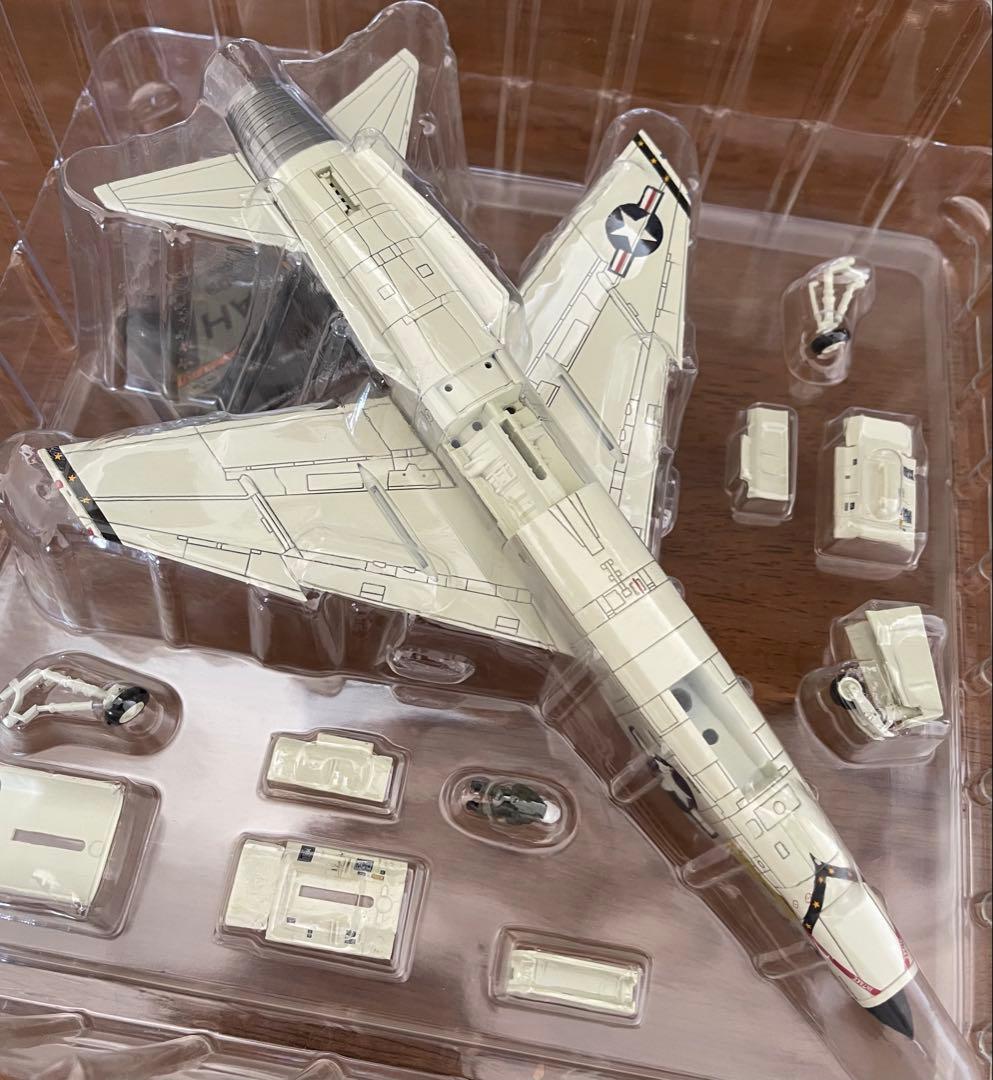 希少絶版新品センチュリーウイングス/ 1/72 米海軍F-8E クルセイダー