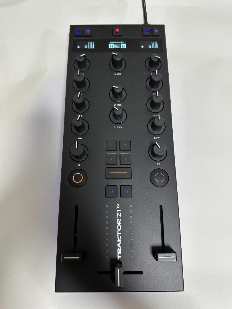 TRAKTOR Z1 mk2 DJコントローラー 専用ケース付き TRAKTOR Z1 mk2