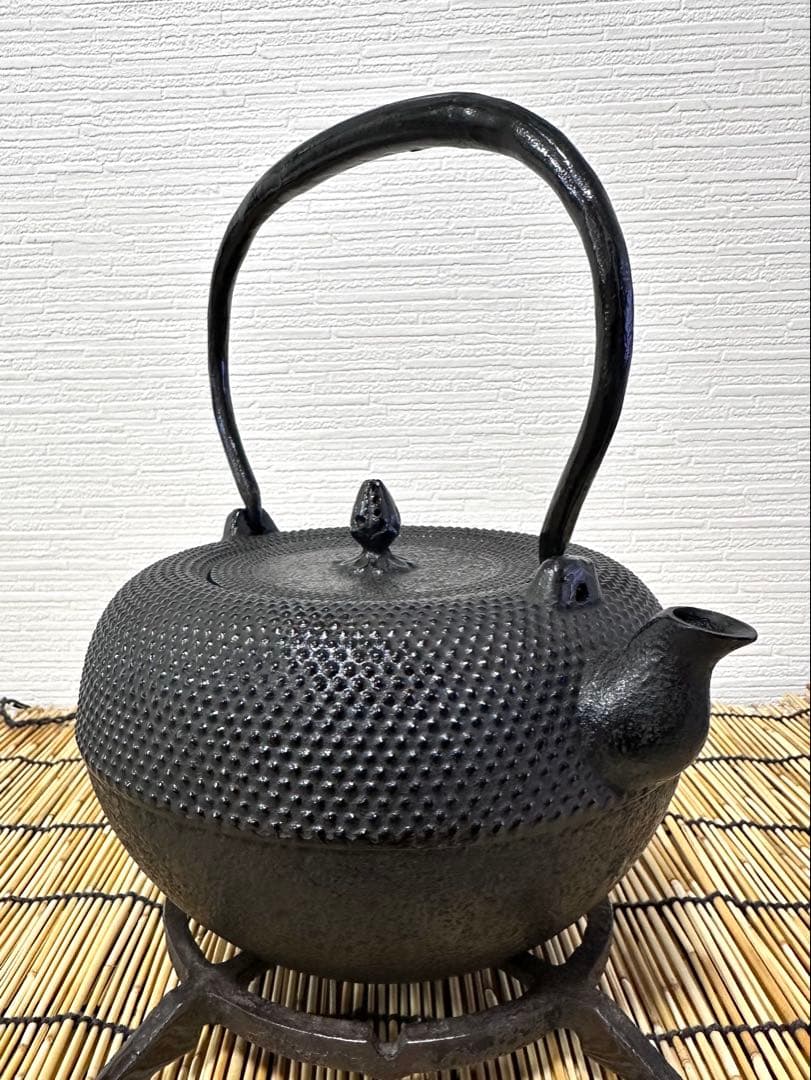 未使用品、供箱等付属品付　南部三厳堂造　１５型アラレ　南部鉄瓶　南部鉄器