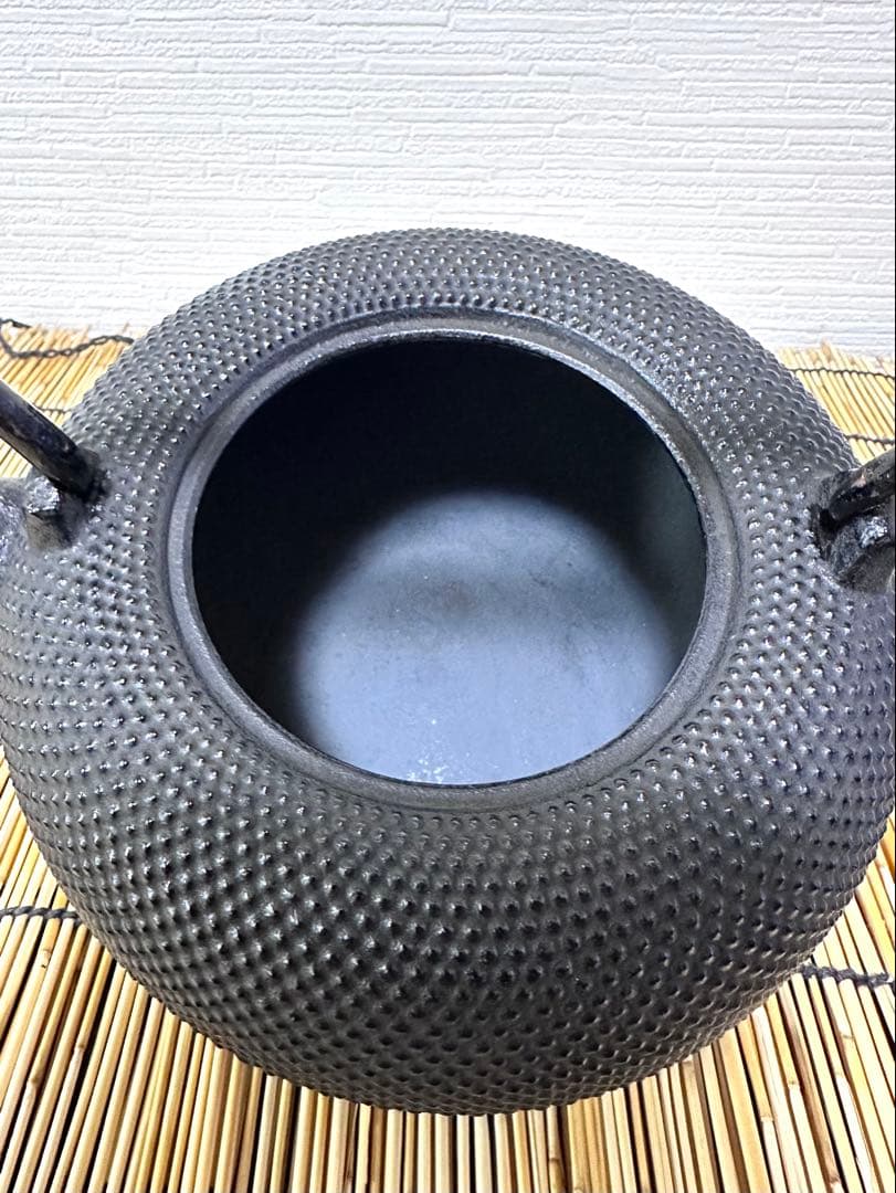 未使用品、供箱等付属品付　南部三厳堂造　１５型アラレ　南部鉄瓶　南部鉄器