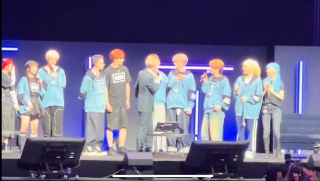 BMSG ツートンジップパーカー - メルカリ