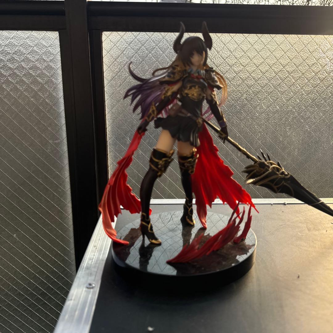 剣を持つキャラクターのフィギュア