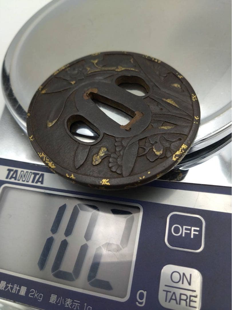 時代物 加賀 鍔(つば) 鉄製 菊水仙 花彫刻 高彫仕上げ 鍔専用 桐箱入り品