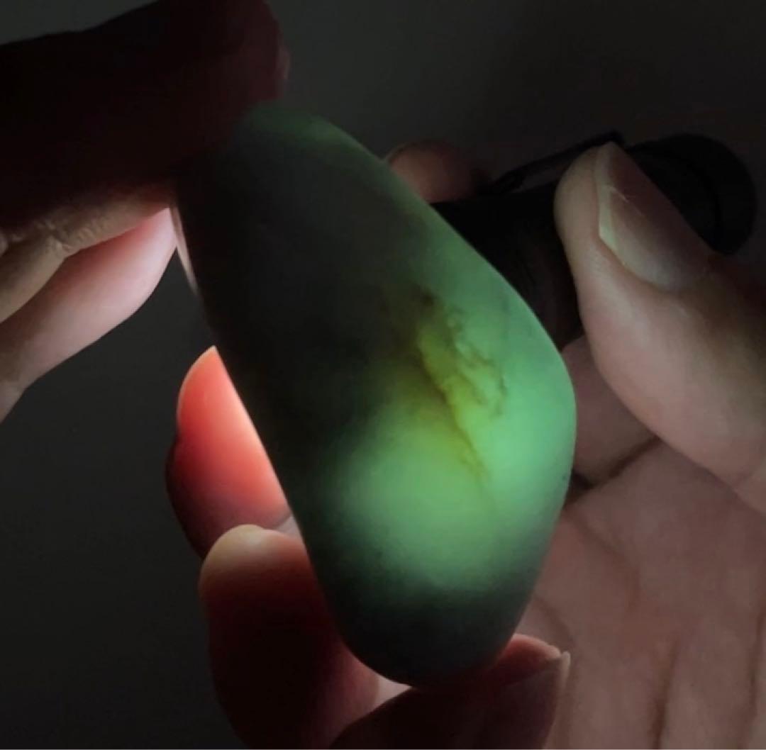 糸魚川翡翠 ヒスイ 原石 69g 薄い緑×黒×白