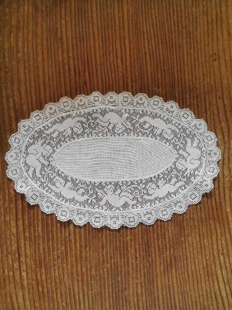 アンティーク イタリア 草花の中で遊ぶ子供の天使のフィレレース