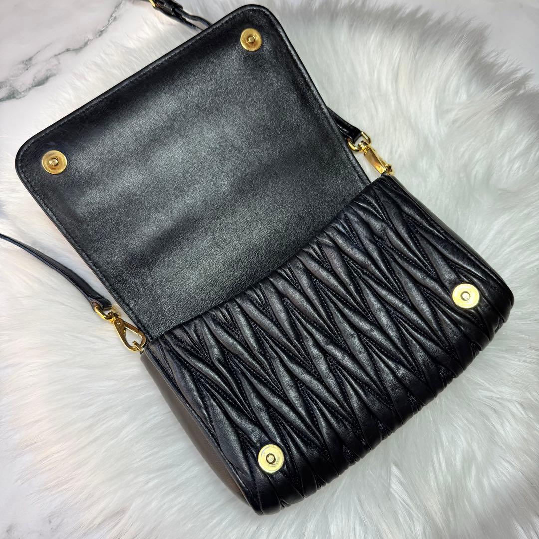 miu miu ミュウミュウ　マテラッセ　レザー　ショルダーバッグ　ブラック　黒