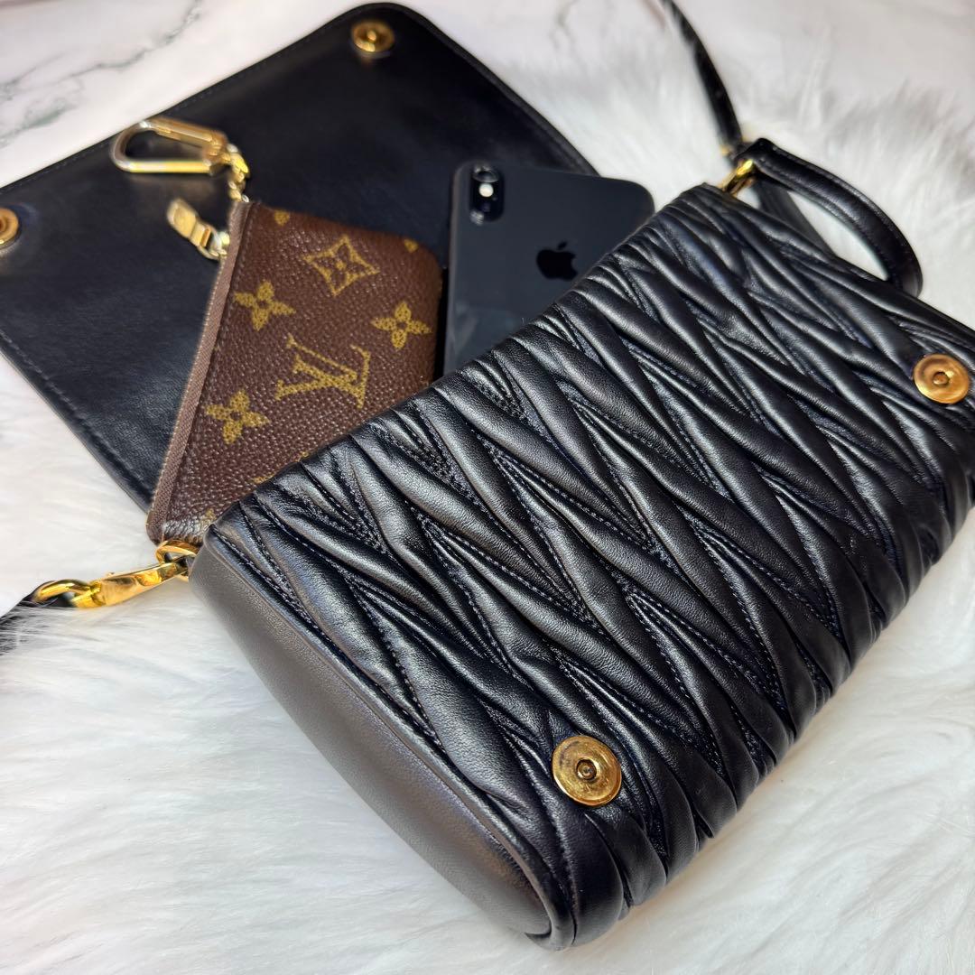 miu miu ミュウミュウ　マテラッセ　レザー　ショルダーバッグ　ブラック　黒