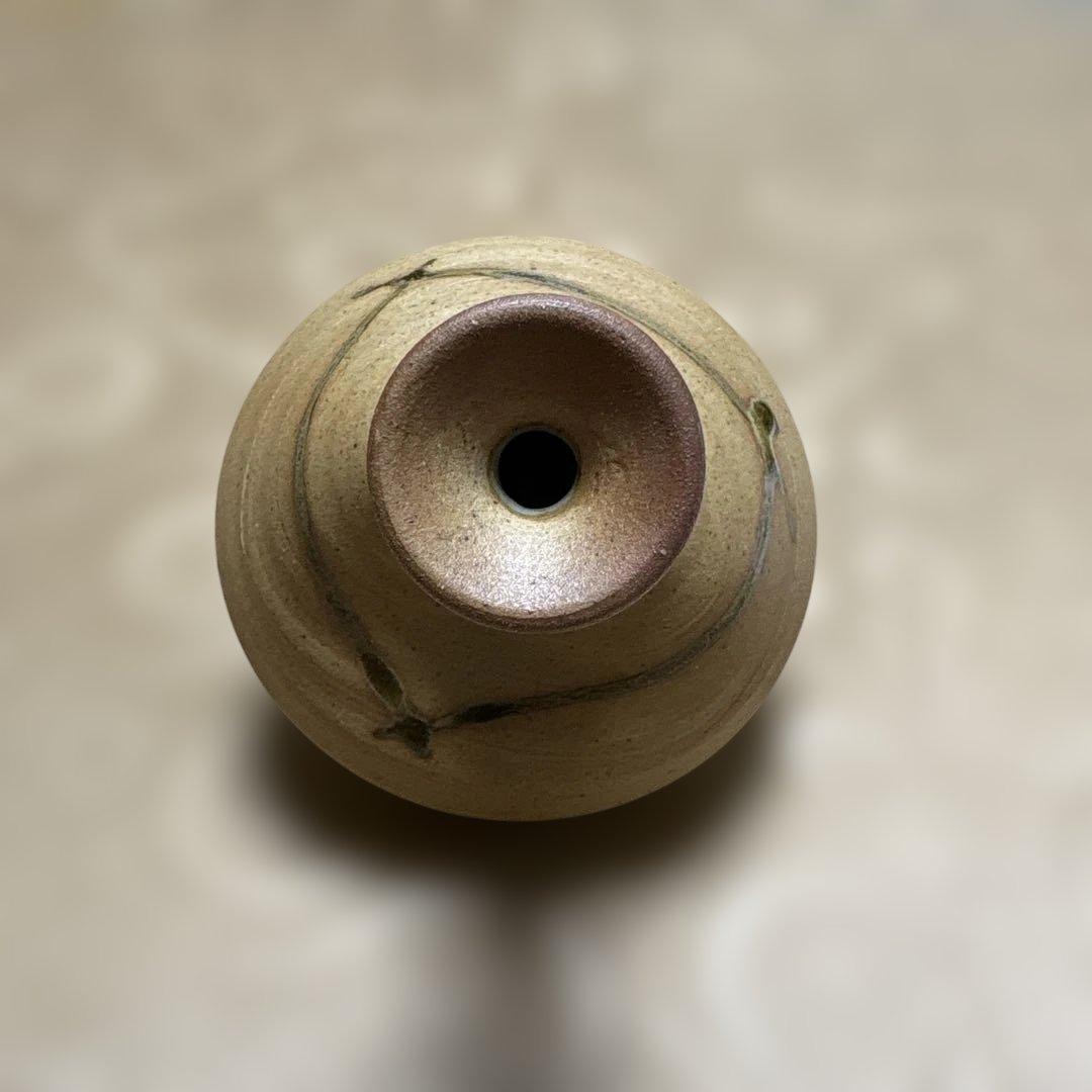 ベージュ陶器花瓶 緑色のライン装飾