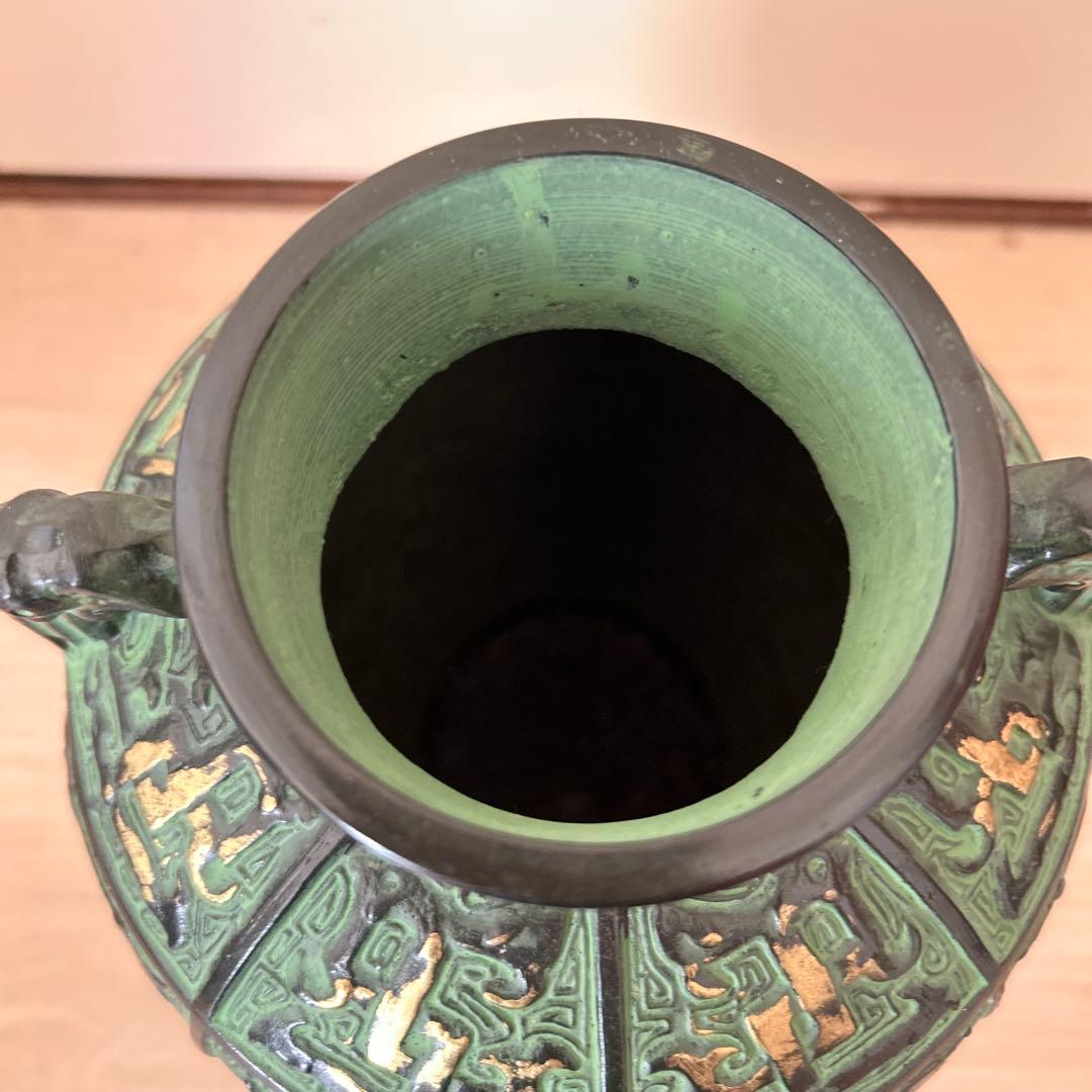 金属製緑色壺 彫刻模様付き 花器 花瓶 壺 - メルカリ