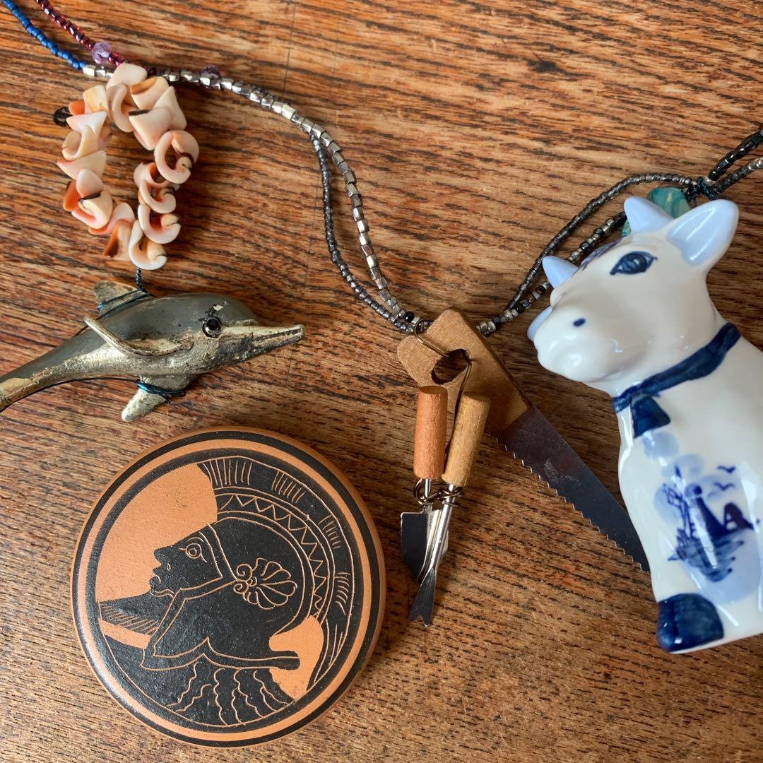 妻の作った 古物のガーランド ミノタウロスのまわりで製作していた男