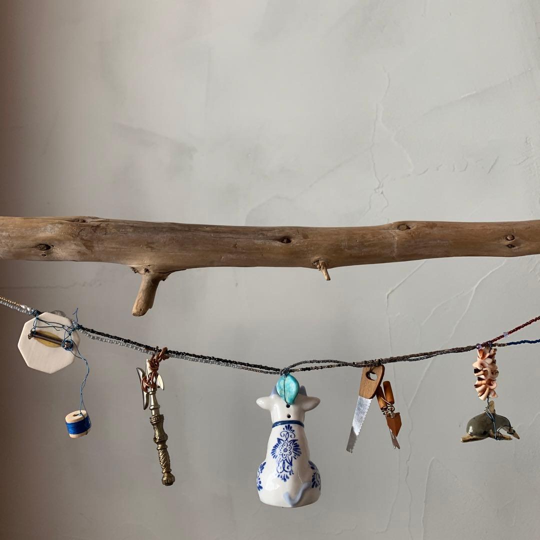 妻の作った 古物のガーランド ミノタウロスのまわりで製作していた男