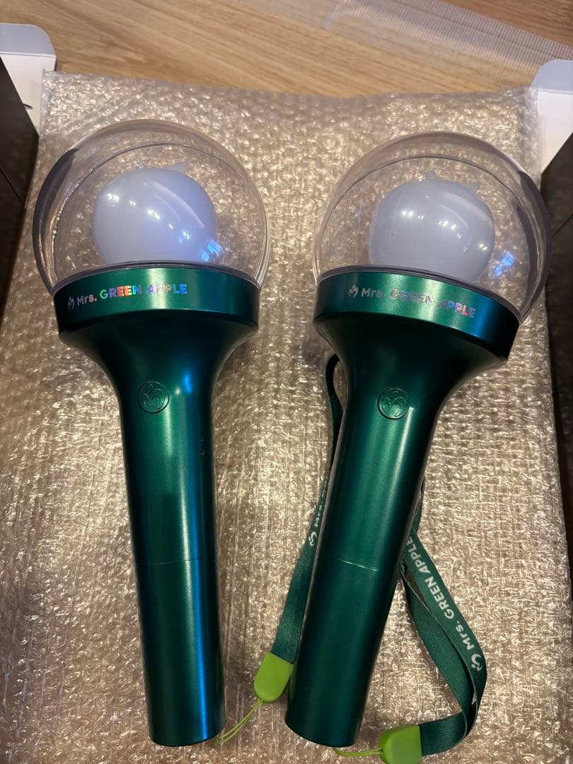 BABELTOHミセスMrs.GreenAppleペンライト2本　おまけ金テープ
