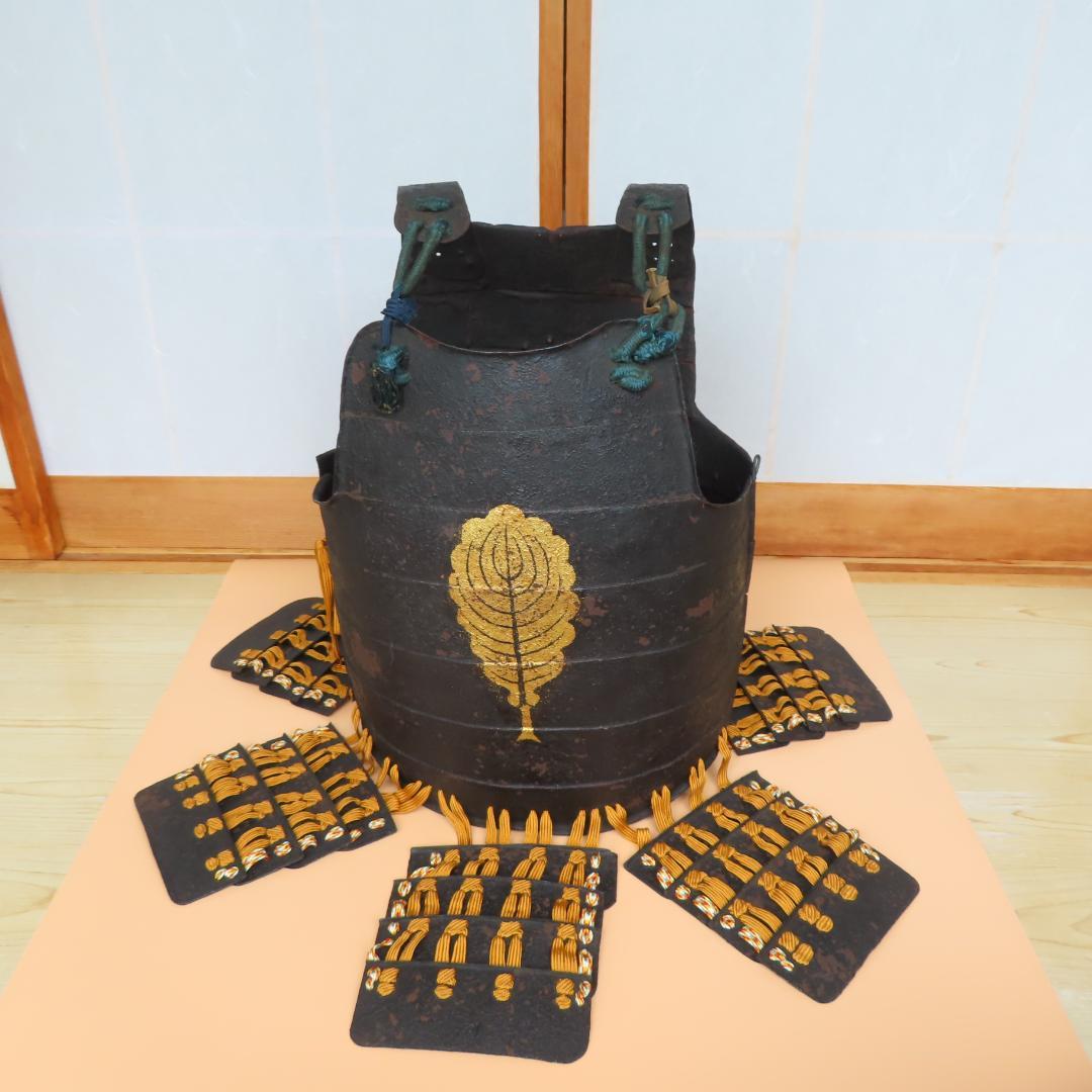 江戸時代の本物です。一枚柏紋二枚胴（鎧兜・鎧・甲冑・胴・具足)