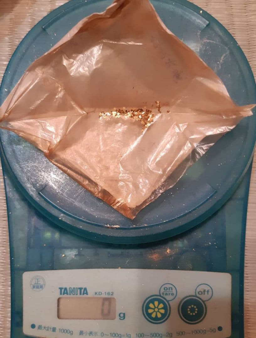 金箔　約560枚、金粉他