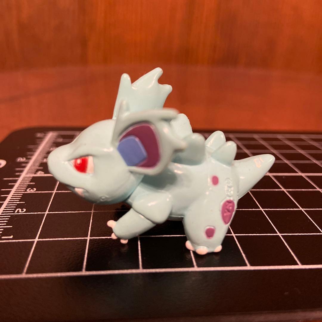 今回ご紹介するのは、1997年に発売された初代モンコレの「ニドラン