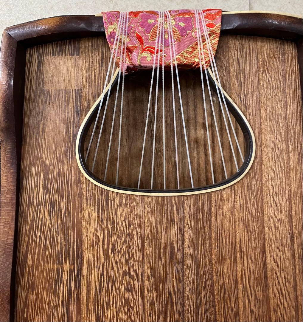 13弦お琴です。琴柱の倒れた跡も少ない良いお琴 お