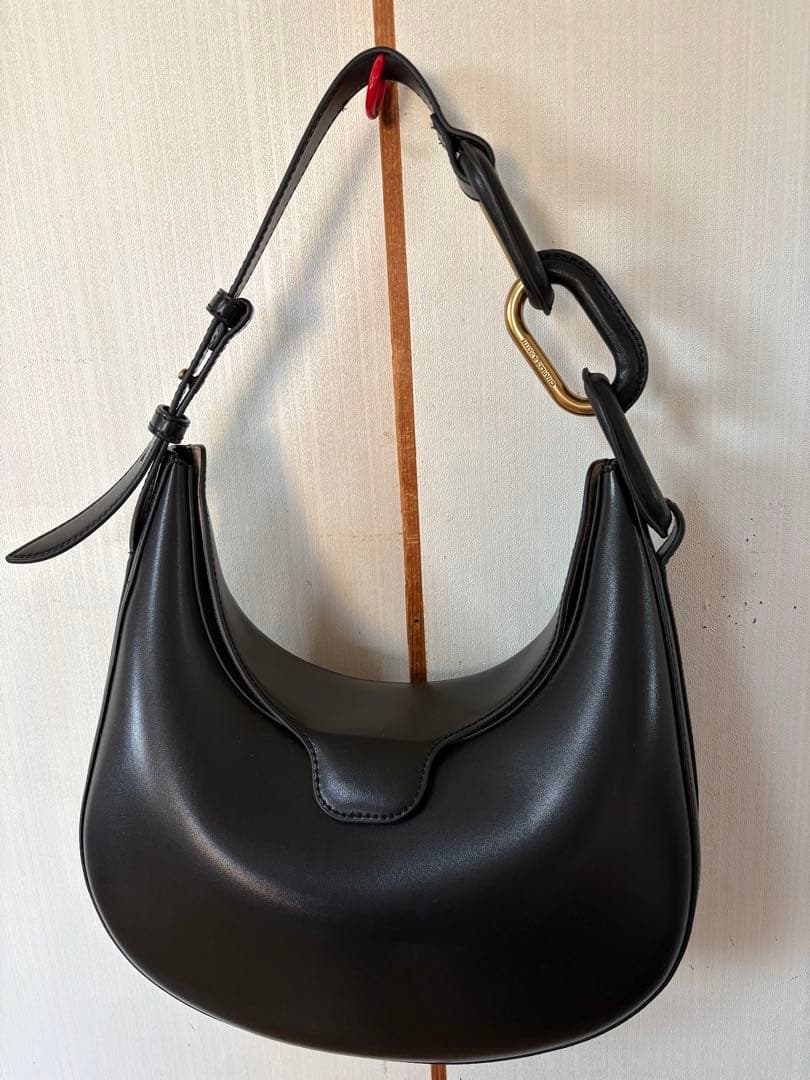 CHARLES & KEITH コラ メタリックアクセントムーンバッグ黒