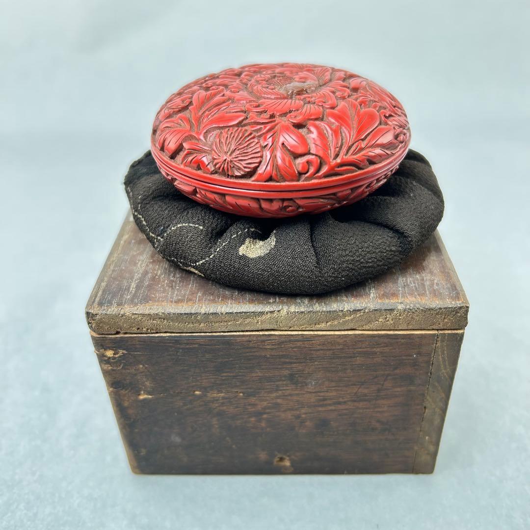 A014無形文化財村上堆朱　香合　泉山作　牡丹に唐草