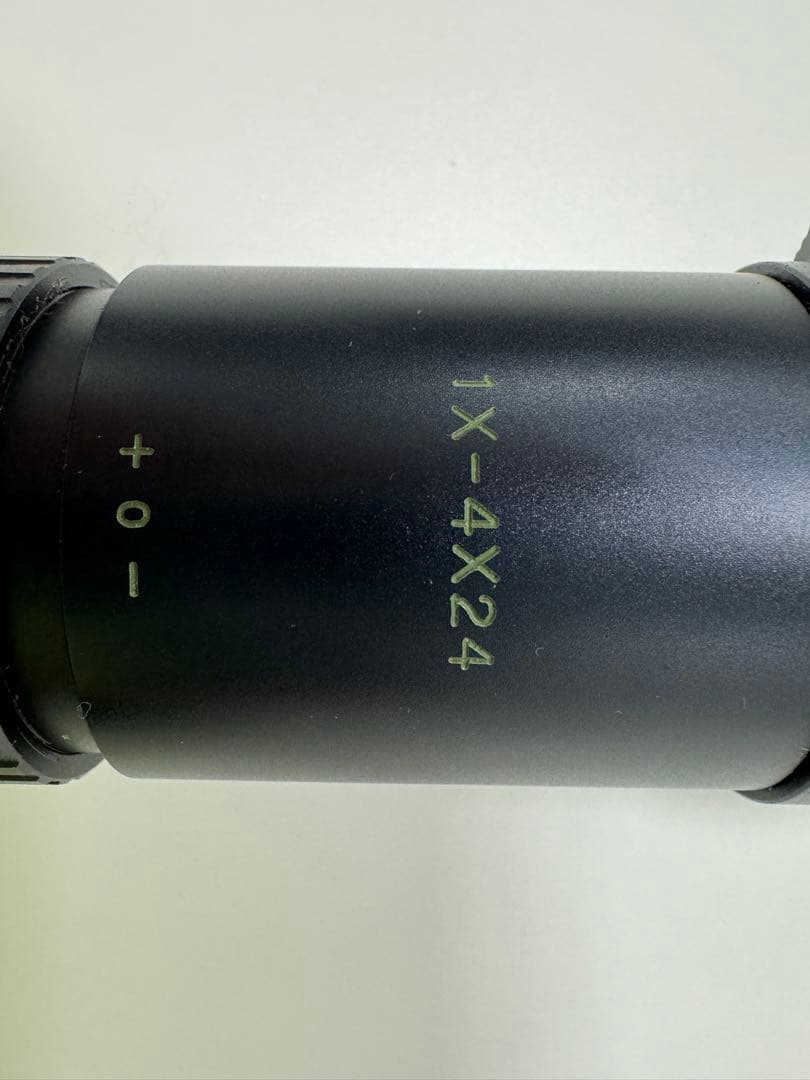 日本製　実銃用　スコープ　1ー4倍　Electro Visee II