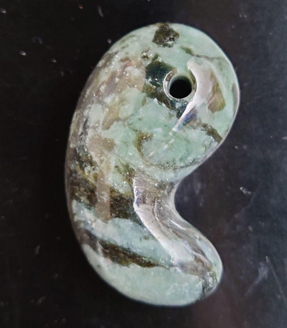 セール】糸魚川翡翠 勾玉 ぷっくり大玉 - メルカリ