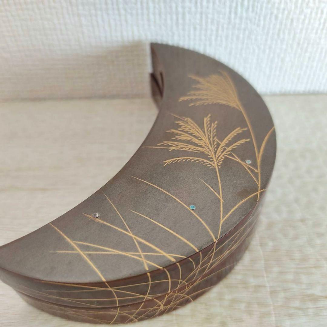 お値下げしました、銀ぼかし芒鈴虫蒔絵　三日月　香合　箕輪一星作