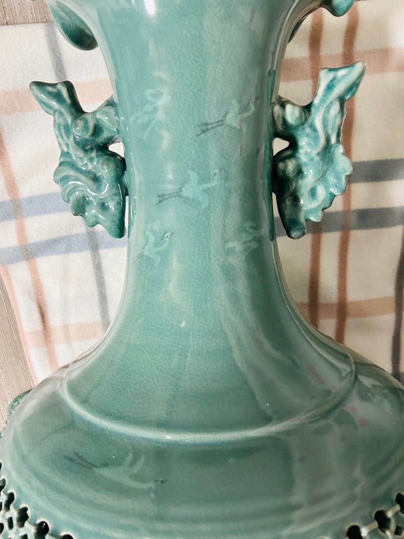 青磁編み目透かし壺