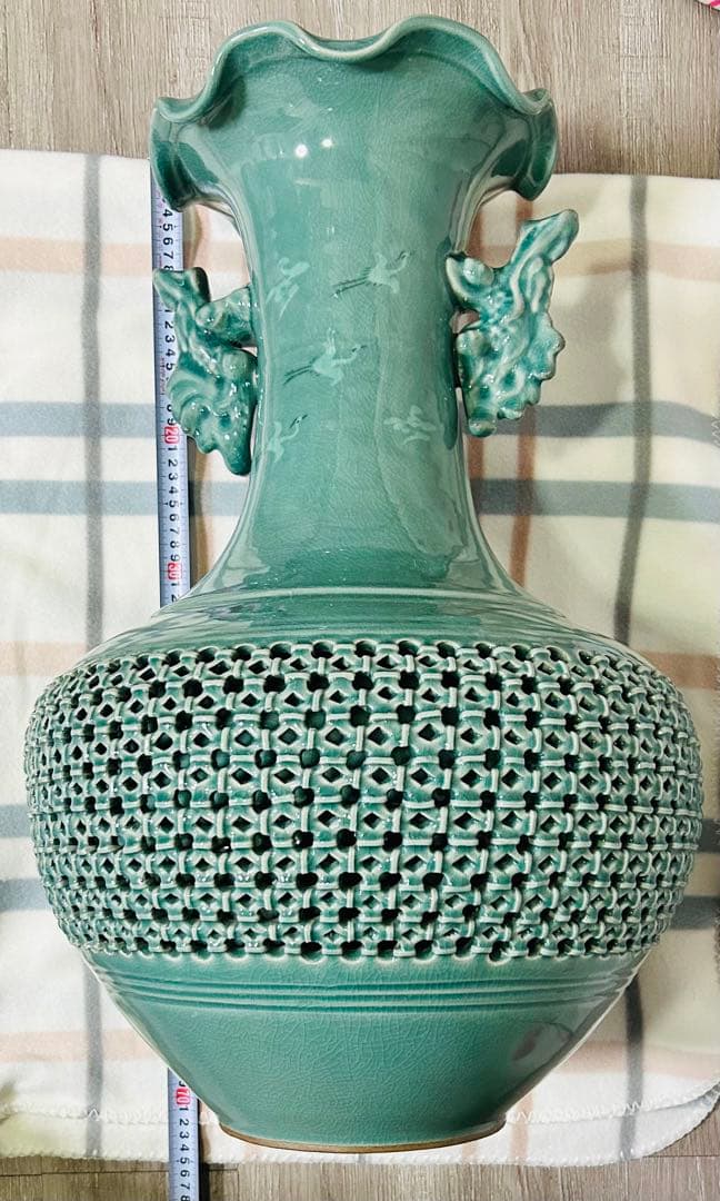 青磁編み目透かし壺