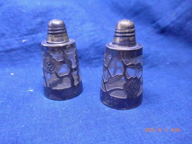 アンティーク　メキシコの銀925刻印のソルト＆ペッパーです　模様の透かし彫り