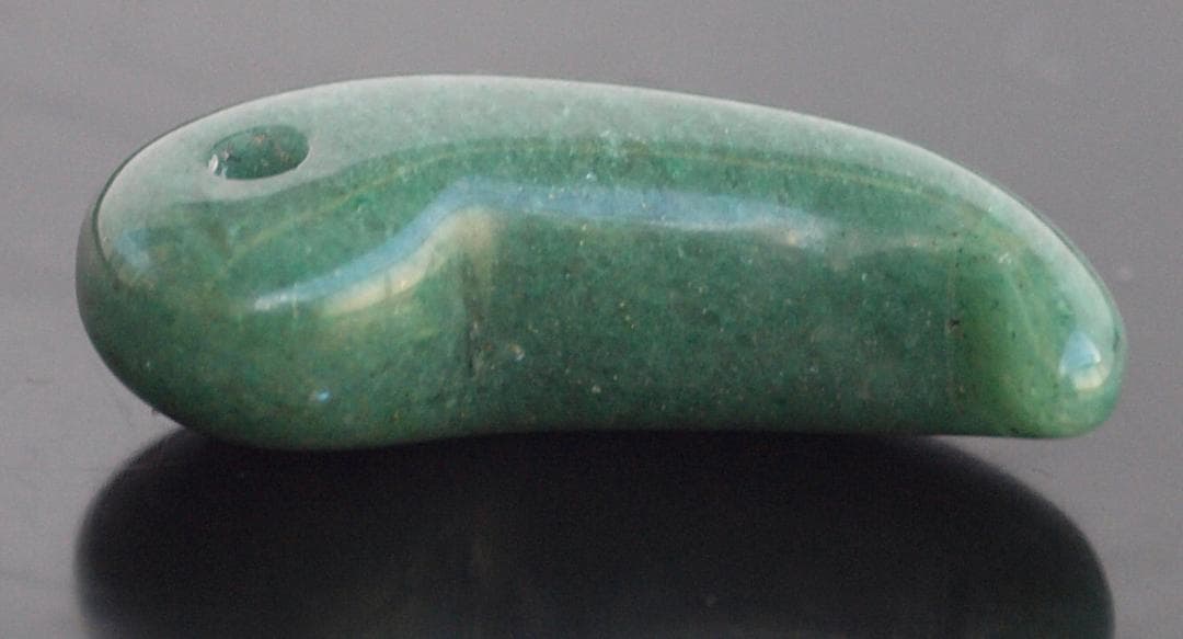 光にかざすと薄緑の細い帯状紋が出現、頭・胴の間