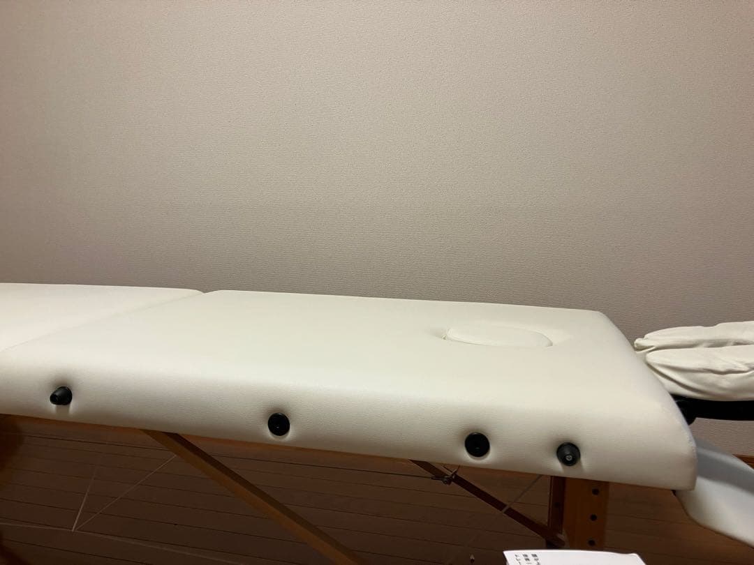 ホワイト折りたたみマッサージテーブル - メルカリ