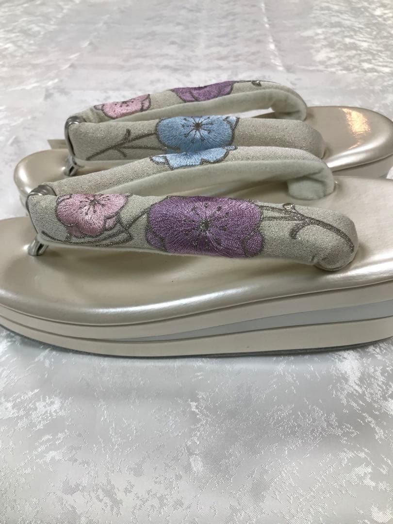 淡いグレーのバッグと花刺繍の草履セット