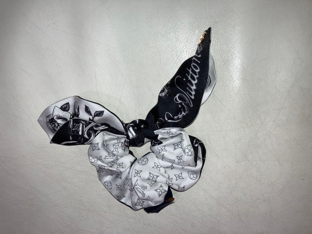 入手超々困難Vuitton最新作シュシュ